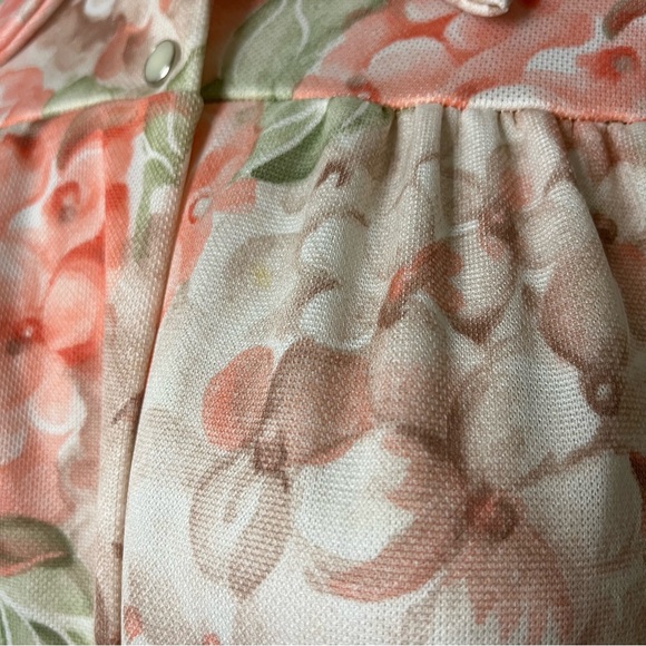 Vintage 70s Pink Hydrangea Floral Print Double Knit Polyester House Coat - Picture 3 of 6